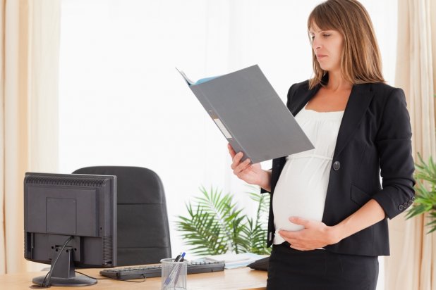 Срочный трудовой договор, истекающий в период беременности женщины, будут продлевать до окончания декретного отпуска.